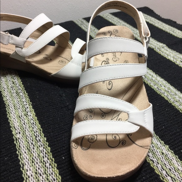BareTraps Shoes - White baretraps sandals. NWOT.